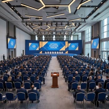Астана: конференц-зал с трибуной и панельной дискуссией