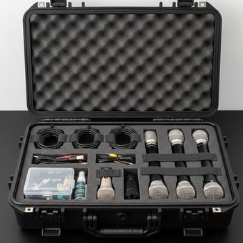 Кейс с микрофонами и кабелями — готовность к выезду