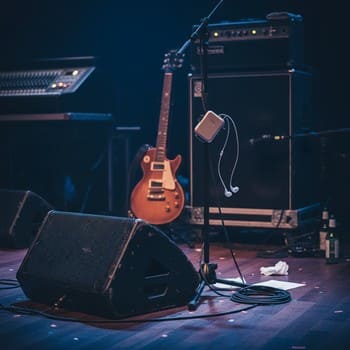 Смешанная схема мониторинга: In-Ear и напольные мониторы