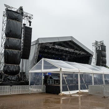 Дождевая защита на сцене — тенты и чехлы