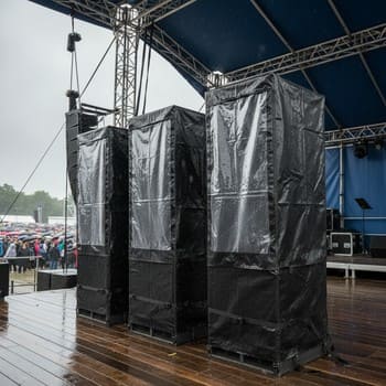 Дождевые чехлы на акустике для уличной сцены