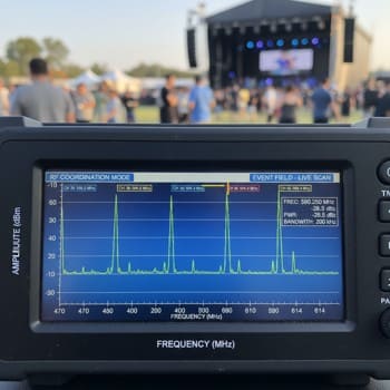 Сканирование радиоэфира на площадке — спектр на экране